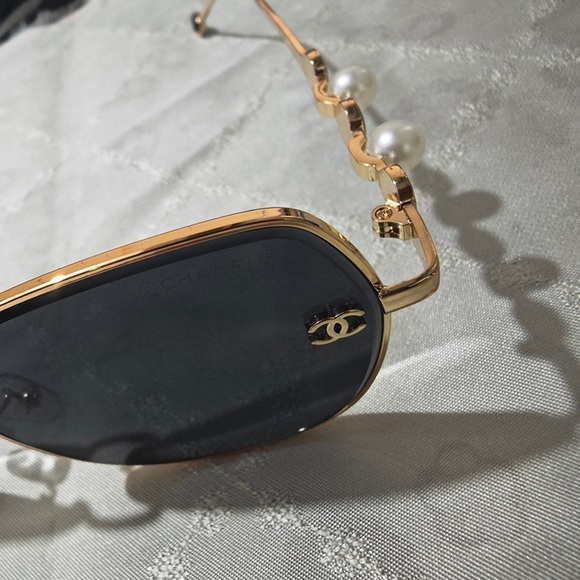 Chanel Pearl-Embellished Sunglasses - Picture 9 of 10